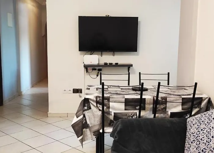 Bright Air Conditioned Apartment Near City Center